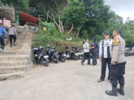 Anggota Piket Polsek Kramatmulya Laksanakan Patroli Siang, Antisipasi C3 dan Gangguan Kamtibmas Sambangi Pengunjung Objek Wisata Lembah Cilengkrang Desa Pajambon