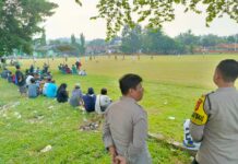 Kawal Geliat Semangat Pemain Veteran, Polsek Mandirancan Amankan Pertandingan Sepak Bola Remako Demi Kedamaian Warga