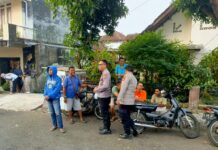 Dekati Warga Lewat Obrolan Sore di Blok Pahing, Personel Polsek Mandirancan Jalin Silaturahmi Demi Kondusivitas Desa