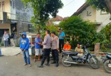 Gencarkan Sosialisasi Call Center 110 Melalui Patroli Dialogis, Ka SPKT 2 Polsek Mandirancan Sambangi Warga Blok Pahing