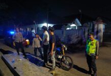 Jamin Kenyamanan Malam Minggu Warga, Kapolsek Mandirancan AKP Atang Mulyana, S.E. Sambangi Jalur Perbatasan Simpang Tiga Pakembangan