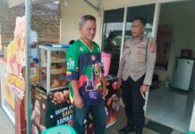 Laksanakan Patroli Siang Polsek Kramatmulya, Antisipasi C3 dan Gangguan Kamtibmas Sambangi Warga Masyarakat Desa Cilaja