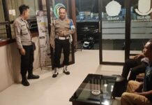 Kapolsek Pancalang Ipda Lukman Hakim Pimpin Patroli KRYD dan Patroli Dialogis di Desa Silebu pada Malam Hari, Berikan Imbauan Kamtibmas kepada Warga untuk Antisipasi C3 dan Menjaga Kondusivitas