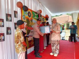 Bhabinkamtibmas Desa Sarewu Monitoring Kegiatan Pelepasan dan Perpisahan Madrasah Diniyah SA Adatul Huda, Sampaikan Imbauan Kamtibmas kepada Masyarakat