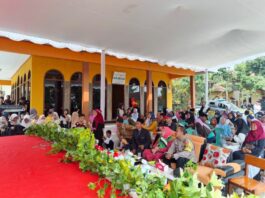 Bhabinkamtibmas Desa Sarewu Aipda Djayusman Monitoring Kegiatan Pelepasan dan Perpisahan Madrasah Diniyah SA Adatul Huda, Sampaikan Imbauan Kamtibmas dan Antisipasi C3 kepada Masyarakat