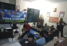 Warga Desa Cileuleuy antusias saksikan nobar Piala Dunia 2026 bersama anggota Polsek Cigugur
