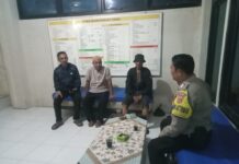 Bhabinkamtibmas polsek cigugur patroli dialogis monitoring balai Desa Cileuleuy , himbau jaga kamtibmas