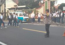 Laksanakan PH Pagi Maksimalkan Pelayanan Pagi Piket Polsek Kramatmulya Pertebal Personel demi Kelancaran Arus Lalu Lintas di Depan SMPN 1 Kramatmulya, Simpang Tiga Cilowa dan Simpang Tiga Desa Kalapagunung