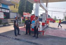 Gelar Patroli Siang Polsek Kramatmulya, Antisipasi C3 dan Gangguan Kamtibmas Sambangi Security SPBU Desa Cilowa