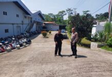 Kanit Binmas Polsek Kramatmulya Sambangi Security Pabrik Boneka Desa Karangmangu