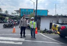 Melaksanakan Patroli Siang Polsek Kramatmulya, Antisipasi C3 dan Gangguan Kamtibmas Sambangi RM Imah Amih Desa Gandasoli