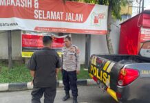 Melaksanakan Patroli Siang Polsek Kramatmulya, Antisipasi C3 dan Gangguan Kamtibmas Sambangi Karyawan SPBU Desa Cilowa