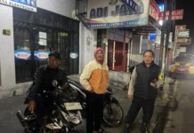 Patroli Malam Piket Polsek Kramatmulya, Antisipasi C3 dan Gangguan Kamtibmas Sambangi Ojeg Simpang Tiga Desa Kalapagunung
