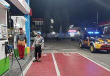 Laksanakan Patroli Malam Piket Polsek Kramatmulya, Antisipasi C3 dan Gangguan Kamtibmas Sambangi SPBU Desa Cilowa