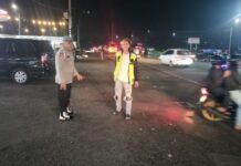 Laksanakan Patroli Malam Piket Polsek Kramatmulya, Antisipasi C3 dan Gangguan Kamtibmas Sambangi Juru Parkir Alfamart Desa Karangmangu