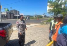 Melaksanakan Patroli Siang Polsek Kramatmulya, Antisipasi C3 dan Gangguan Kamtibmas Sambangi Juru Parkir Alfamart Desa Cilaja