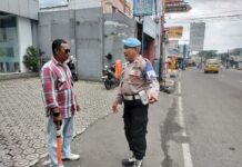 KANIT PROPAM POLSEK KRAMATMULYA LAKSANAKAN PATROLI WILAYAH AJAK WARGA JAGA KEAMANAN LINGKUNGAN MELALUI SAMBANG HUMANIS