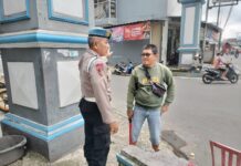 MELAKSANAKAN PATROLI WILAYAH KANIT PROPAM POLSEK KRAMATMULYA AJAK WARGA JAGA KEAMANAN LINGKUNGAN MELALUI SAMBANG HUMANIS