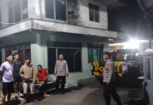 Kepolisian Sektor (Polsek) Ciniru menggencarkan kegiatan patroli malam hari di Desa Pakapasan Girang, Kecamatan Hantara