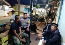 Anggota Polsek Ciawigebang Sambangi Warga Lewat Patroli KRYD Malam Hari, Sampaikan Himbauan Kamtibmas Jelang Hari Bhayangkara ke-80
