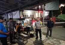 Melalui Patroli KRYD Malam Hari, Anggota Polsek Ciawigebang Ajak Warga Bersama Jaga Keamanan Lingkungan Jelang Hari Bhayangkara ke-80