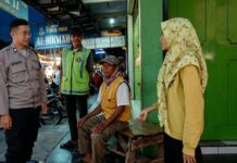 Anggota Polsek Ciawigebang Gelar Patroli KRYD Malam Hari, Sampaikan Imbauan Kamtibmas kepada Warga Jelang Hari Bhayangkara ke-80