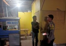 Anggota Polsek Ciawigebang Gelar Patroli KRYD Malam Hari, Sampaikan Himbauan Kamtibmas kepada Warga Jelang Hari Bhayangkara ke-80