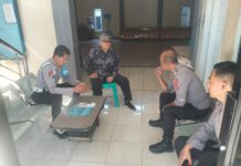 Kapolsek Ciawigebang Perkuat Sinergitas Kamtibmas Melalui Silaturahmi dengan Kepala Desa Sukadana saat Patroli KRYD Siang Hari