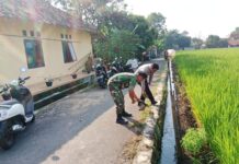 Sinergitas TNI-Polri dan Warga, Bhabinkamtibmas Desa Kadurama Gelar Jumat Bersih Bersihkan Saluran Irigasi