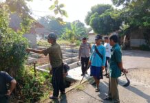 Bhabinkamtibmas Desa Kadurama Bersama Warga Gelar Jumat Bersih Bersihkan Saluran Irigasi