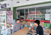 BERDIALOG DENGAN WARGA, CARA POLSEK SUBANG INTENSIFKAN PATROLI KRYD CEGAH GANGGUAN KAMTIBMAS.