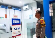 Patroli Malam Hari, Bhabinkamtibmas Polsek Ciawigebang Sambangi Bank BRI Unit Ciawigebang 1 untuk Antisipasi Gangguan Kamtibmas