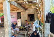 DOOR TO DOOR SISTEM, BHABINKAMTIBMAS BRIPKA OPIK TAMPUNG KELUHAN WARGA.