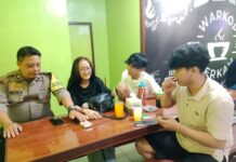 Bhabinkamtibmas Polsek Ciawigebang Sambangi Remaja di Warkop Purabaya, Sampaikan Imbauan Kamtibmas Saat Patroli KRYD Malam Hari