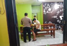 Sambangi Warkop Purabaya, Bhabinkamtibmas Polsek Ciawigebang Ajak Remaja Jaga Keamanan Lingkungan Saat Patroli KRYD Malam Hari