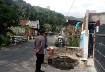 SAMPAIKAN PESAN PESAN KAMTIBMAS, PERSONIL POLSEK SUBANG SAMBANGI WARGA SAAT PATROLI KRYD.