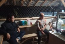 Patroli Malam Hari, Kapolsek Ciawigebang Sambangi Warga Desa Cihirup