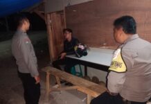 Bhabinkamtibmas Polsek Ciawigebang Patroli Malam Hari, Sampaikan Imbauan Kamtibmas kepada Warga Desa Cihirup