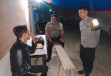 Patroli Malam Hari, Bhabinkamtibmas Polsek Ciawigebang Sampaikan Imbauan Kamtibmas kepada Warga Desa Cihirup