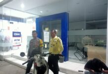 Patroli Malam Hari, Bhabinkamtibmas Polsek Ciawigebang Sambangi Satpam BRI Unit Ciawigebang 1 dan Sampaikan Imbauan Kamtibmas