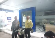 Jaga Keamanan Objek Vital, Bhabinkamtibmas Polsek Ciawigebang Berikan Imbauan Kamtibmas Kepada Satpam BRI Unit Ciawigebang 1 Saat Patroli KRYD Malam Hari