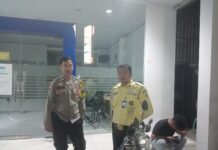 Sambang Satpam BRI Unit Ciawigebang 1, Bhabinkamtibmas Polsek Ciawigebang Sampaikan Imbauan Kamtibmas Saat Patroli KRYD Malam Hari