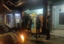 Patroli KRYD Malam Hari, Bhabinkamtibmas Polsek Ciawigebang Sambangi Warga Desa Cigarukgak dan Sampaikan Imbauan Kamtibmas