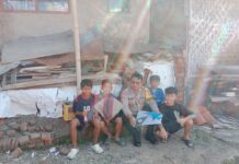 Bhabinkamtibmas Edukasi Anak-anak Desa Kadurama Saat Bermain Layang-layang