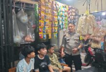 Bhabinkamtibmas Sambangi Anak-anak di Warung Desa Kapandayan, Sampaikan Imbauan Kamtibmas pada Malam Hari
