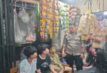 Bhabinkamtibmas Sambangi Anak-anak di Warung Desa Kapandayan, Sampaikan Imbauan Kamtibmas