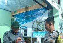 Patroli KRYD Malam Hari, Bhabinkamtibmas Polsek Ciawigebang Sambangi Pedagang Kopi di Desa Pangkalan dan Sampaikan Imbauan Kamtibmas