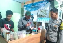 Patroli KRYD Malam Hari, Bhabinkamtibmas Polsek Ciawigebang Sambangi Pedagang Kopi di Desa Pangkalan