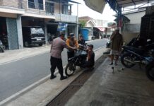 JAGA KONDUSIFITAS KAMTIBMAS WARGA, PERSONIL POLSEK SUBANG SAMPAIKAN PESAN KAMTIBMAS KEPADA WARGA SAAT BERPATROLI.