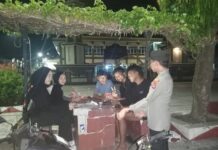PERSONIL POLSEK SUBANG BERDIALOG DENGAN WARGA SAAT PATROLI KRYD SAMPAIKAN PESAN KAMTIBMAS.